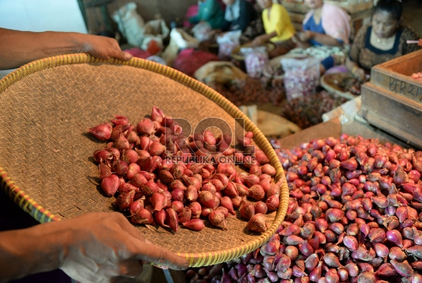 Pekerja memilih bawang merah di Pasar Induk Kramat Jati, Jalarta, Selasa (10/2). (Republika/Prayogi)