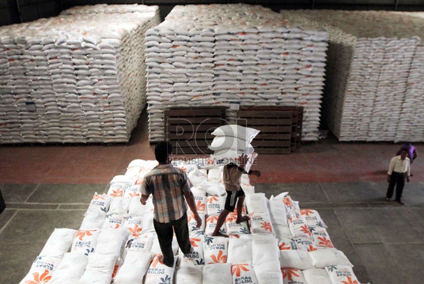   Pekerja memindahkan beras di Gudang Bulog Divisi Regional DKI Jakarta, Selasa (30/9). (Republika/ Yasin Habibi)