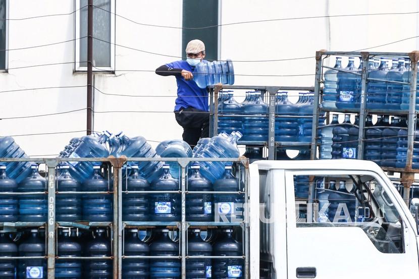 Pekerja memindahkan galon di salah satu depo pengisian air minum dalam kemasan Daan Mogot, Jakarta Barat, Sabtu (7/8/2021). 