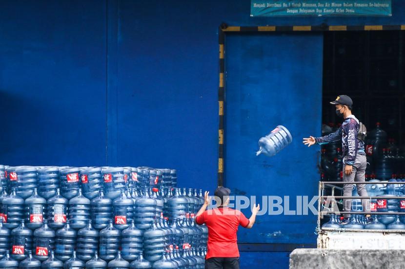 Pekerja memindahkan galon di salah satu depo pengisian air minum dalam kemasan Daan Mogot, Jakarta, Sabtu (7/8/2021). Gabungan Pengusaha Makanan dan Minuman (Gapmmi) optimistis pertumbuhan industri makanan dan minuman akan tetap mencatat pertumbuhan positif hingga kuartal III tahun ini. Hal itu lantaran prospek permintaan konsumen yang terus menunjukkan tren peningkatan.