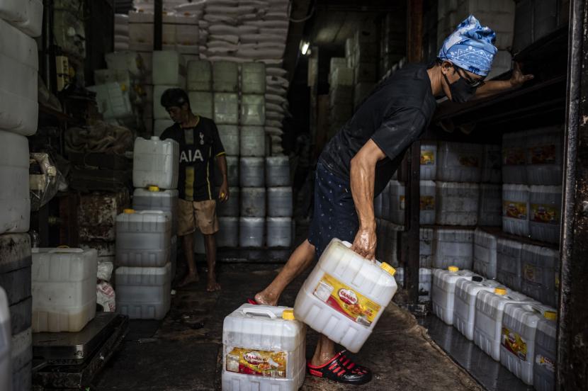 Pekerja memindahkan jerigen berisi minyak goreng curah di kawasan Kebayoran Lama, Jakarta. Pemerintah bakal memberikan insentif bagi pengusaha produsen minyak goreng yang mau memproduksi minyak goreng curah dalam kemasan atau Minyakita. Insentif tersebut berupa kuota ekspor yang lebih besar.