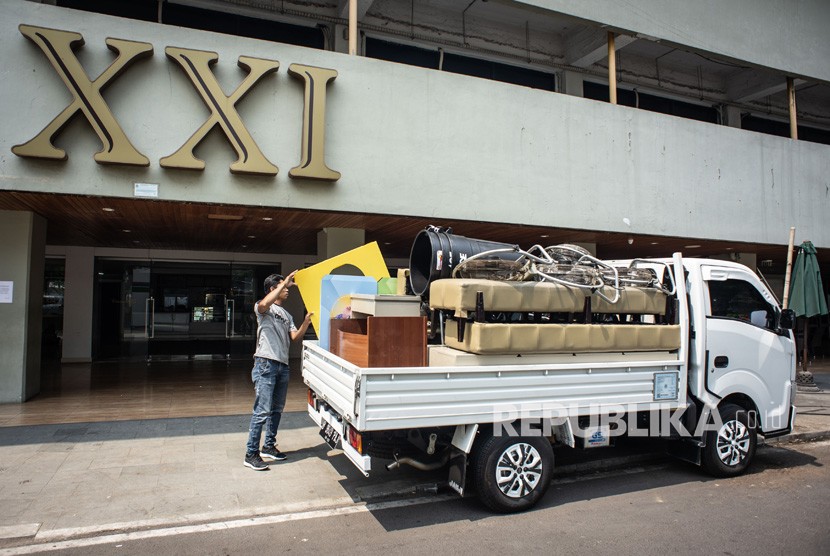 Pekerja memindahkan sejumlah barang ke atas kendaraan di depan bioskop XXI Taman Ismail Marzuki (TIM) yang per 19 Agustus 2019 sudah tidak beroperasi lagi.