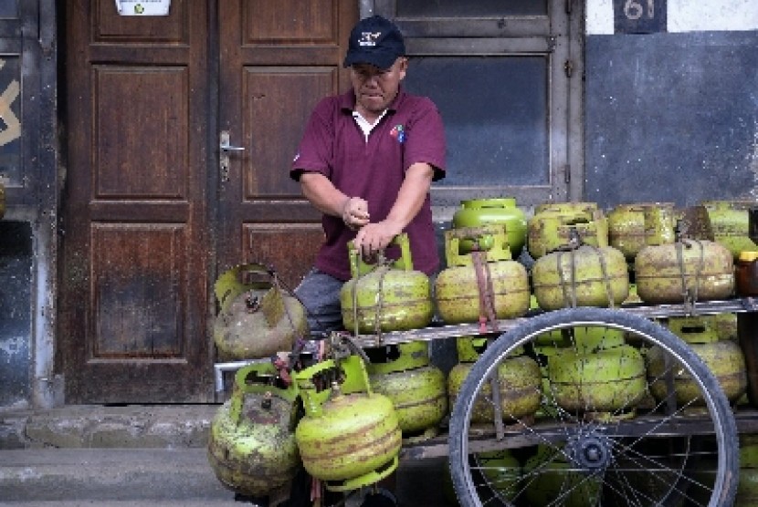 Pekerja memindahkan sejumlah tabung gas 3 kilogram di salah satu agen di Jakarta, Senin (2/3).