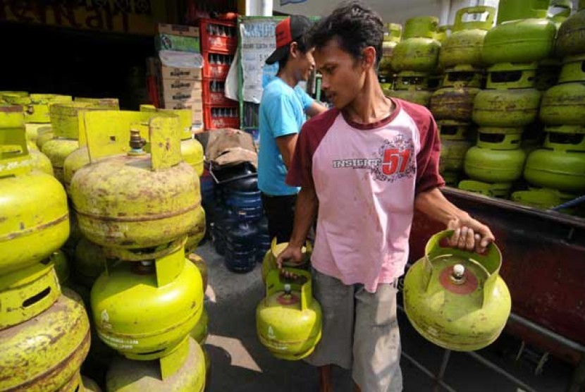 Pekerja memindahkan tabung gas elpiji 3 kg ke dalam gudang di Cipinang, Jakarta Timur.
