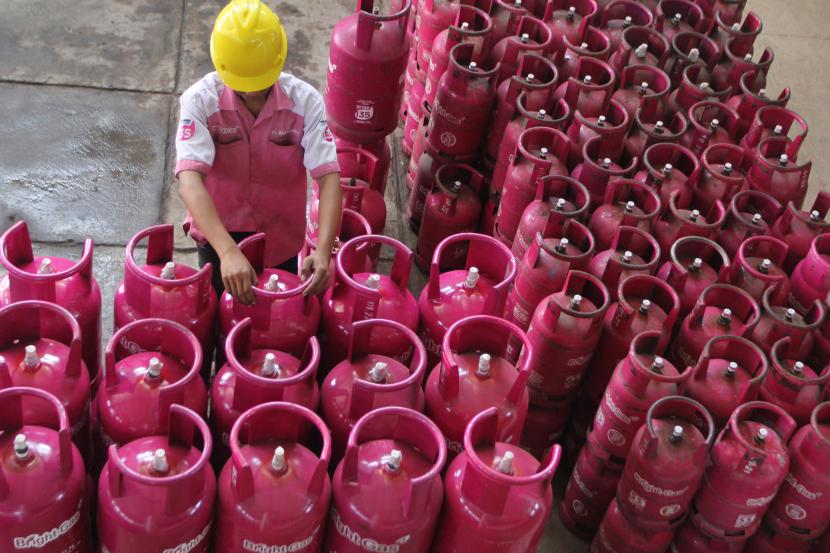 Pekerja memindahkan tabung gas elpiji non subsidi ukuran 12 kilogram di sebuah gudang agen elpiji di Malang, Jawa Timur (ilustrasi).