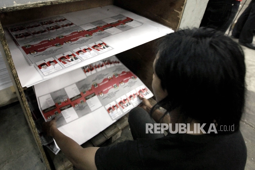 Pekerja memisahkan surat suara yang rusak saat proses percetakan surat suara Provinsi Banten di kawasan Pulogadung, Jakarta, Rabu (11/1).
