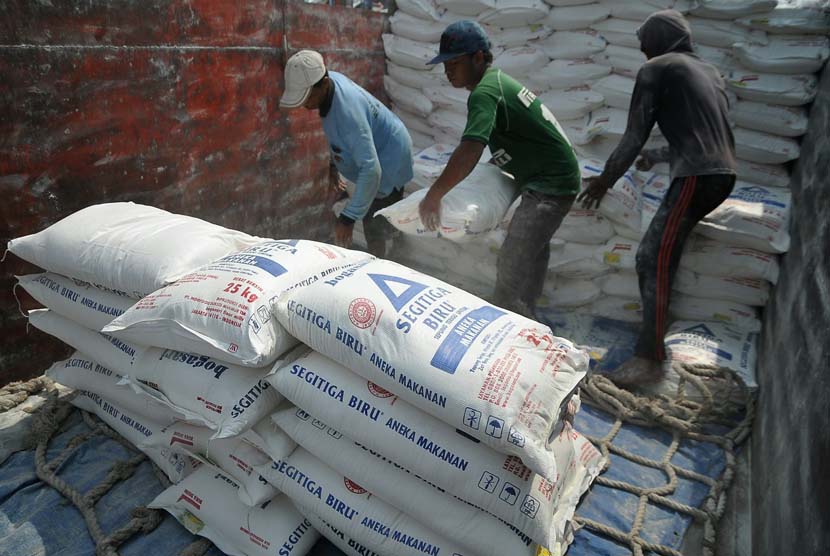 Pekerja memlakukan bongakar muat tepung terigu di Pelabuhan Sunda Kelapa, Jakarta,?Kamis (12/6).