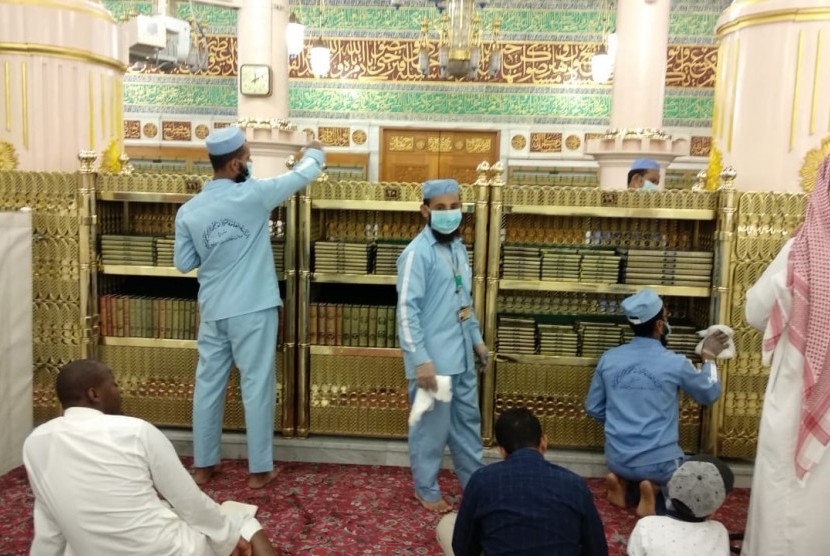 Pekerja memoles ornamen-ornamen di Masjid Nabawi, tepat di seberang wilayah Raudhah.