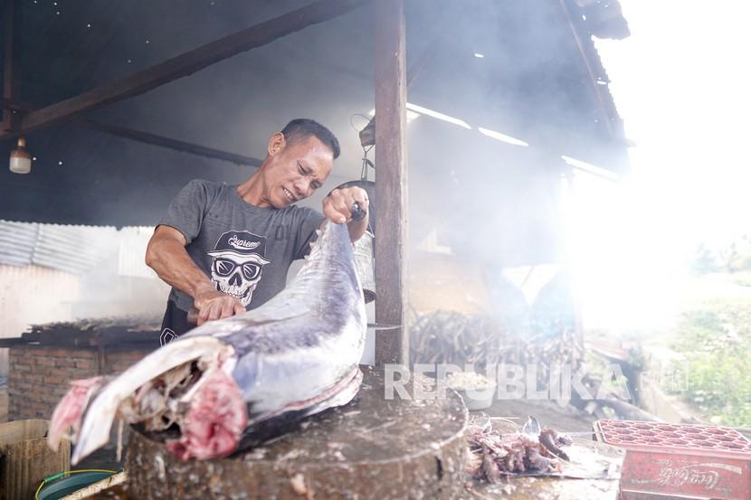 Pekerja memotong ikan tuna di tempat pengasapan ikan. Sulut  mengekspor ikan tuna segar ke Thailand karena permintaan cukup tinggi. Ilustrasi.