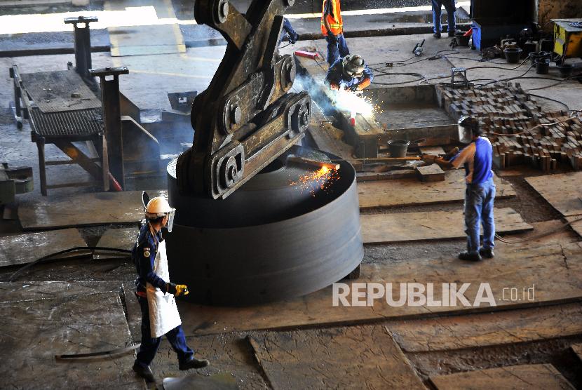 Pekerja memotong lempengan baja panas di pabrik pembuatan hot rolled coil (HRC) PT Krakatau Steel (Persero) Tbk di Cilegon, Banten, Kamis (7/2).