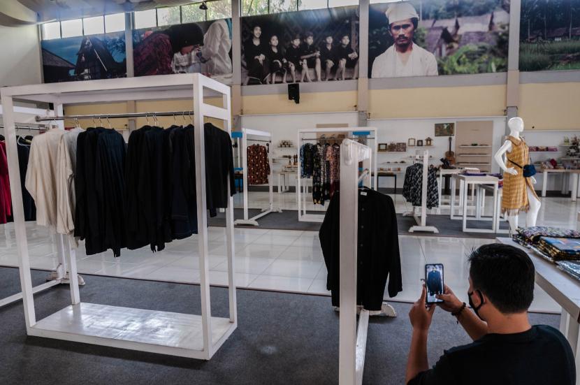 Pekerja memotret produk baju Kampret Baduy di Plaza Lebak, Banten, Jumat (27/8/2021). Menteri Pariwisata dan Ekonomi Kreatif Sandiaga Uno menyatakan akan melanjutkan dan mempercepat program akselerasi digital bagi pelaku ekonomi kreatif melalui gerakan Bangga Buatan Indonesia dengan target mendigitalisasi 30 juta pelaku usaha mikro kecil dan menengah (UMKM) sebelum tahun 2023. 