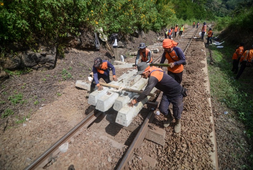 Pekerja memperbaiki bantalan rel di Km 193 - 192 antara Stasiun Lebakjero dan Stasiun Nagreg, Kabupaten Bandung, Jawa Barat, Kamis (30/5/2019).