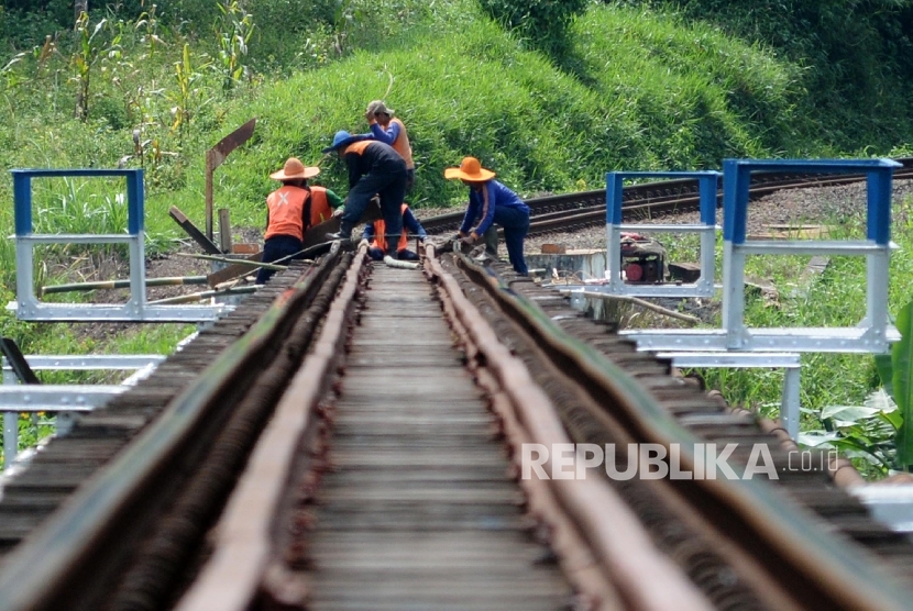 Pekerja memperbaiki bantaran rel kereta api. (ilustrasi)