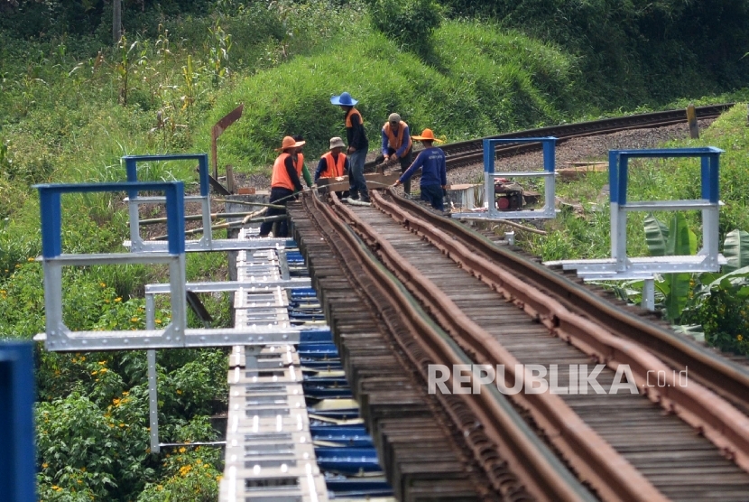 Pekerja memperbaiki bantaran rel kereta api jalur selatan, Kabupaten Bandung, Jabar, Rabu 915/6). 