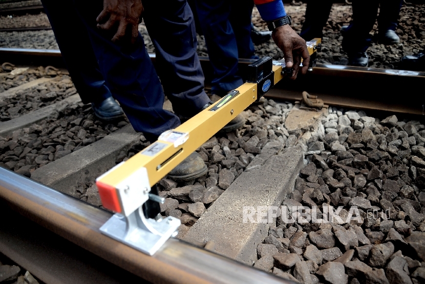 Pekerja memperbaiki kondisi rel pasca anjloknya kereta commuter line di antara lintasan Jatinegara-Manggaraii, Jakarta, Rabu (15/3).