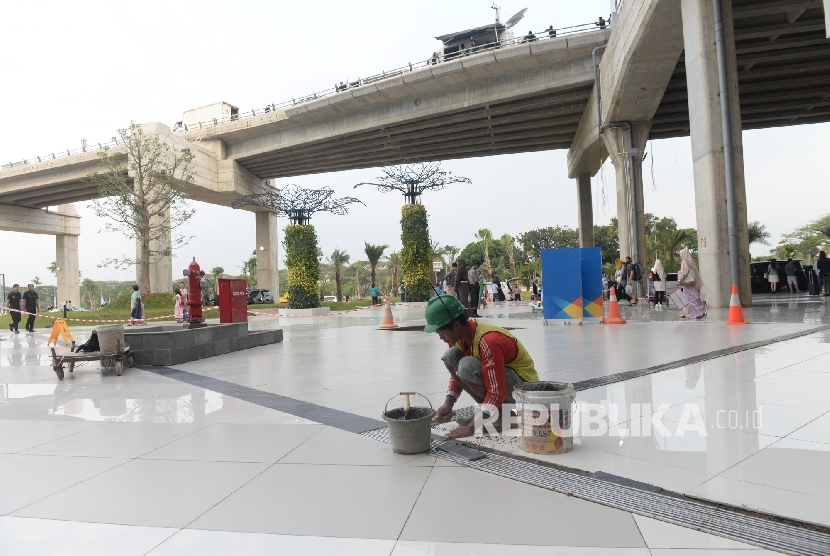 Pekerja memperbaiki lantai halaman Terminal 3 Ultimate pascabanjir, Bandara Soekarno-Hatta, Banten, Senin (15/8).