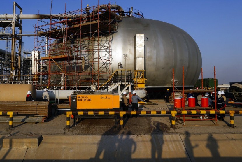 Pekerja memperbaiki lubang di fasilitas pengolahan minyak Aramco di Abqaiq dekat Dammam di timur Arab Saudi, Jumat (20/9). Saudi memfasilitasi jurnalis mengunjungi fasilitas tersebut.