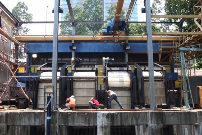 Pekerja memperbaiki pompa air di Waduk Melati, Tanah Abang, Jakarta, Rabu (4/11). Perbaikan tersebut sebagai antisipasi untuk menghadapi musim hujan.