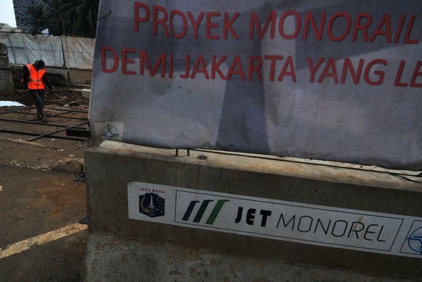 Pekerja memperbaiki rangka reklame proyek monorel Jakarta di Setia Budi, Jakarta Selatan, Rabu (19/2). Pemprov DKI Jakarta akan mencabut izin proyek pembangunan monorel di Jakarta dari PT Jakarta Monorail (JM) terkait mandeknya proyek monorel Jakarta terse