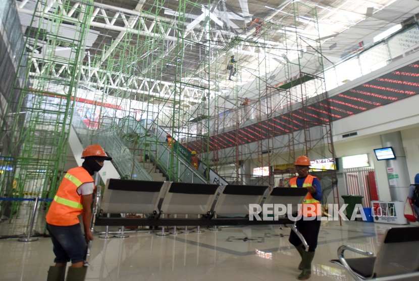 Pekerja memperbaiki ruangan yang rusak akibat gempa di Bandara Mutiara SIS Al Jufri Palu, Sulawesi Tengah, Senin (15/10).