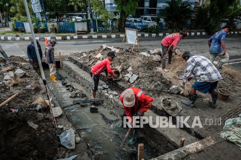 Pekerja memperbaiki saluran drainase di Rangkasbitung, Lebak, Banten, Selasa (23/11/2021). Pemerintah daerah setempat memperbaiki drainase yang buruk agar dapat berfungsi menampung dan memperlancar aliran air saat hujan.