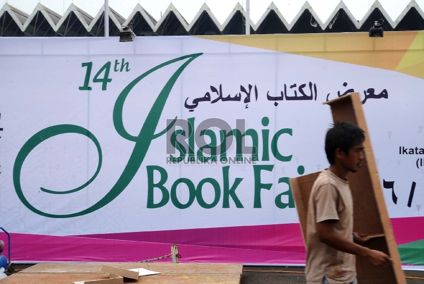 Pekerja mempersiapan stand saat akan dilaksanakan Islamic Book fair 2015 ke-14 di Istora Senayan, Jakarta, Kamis (26/2).