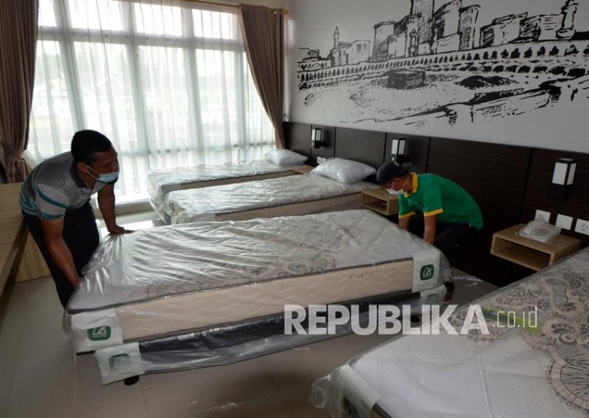 Pekerja mempersiapkan Asrama haji Lampung yang akan dijadikan ruang Isolasi terpusat di Bandar Lampung, Lampung, Rabu (4/8/2021). Tempat Isolasi terpadu dengan kapasitas 81 tempat tidur itu akan digunakan untuk penanganan pasien COVID-19 di Lampung.