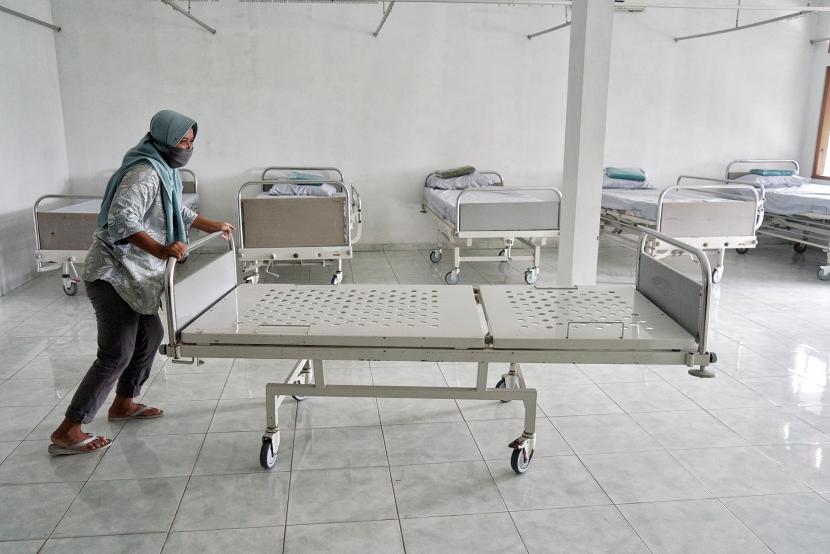 Pekerja mempersiapkan fasilitas untuk rumah sakit khusus ibu bersalin positif COVID-19 di Klinik Permata Bhakti, Moyudan, Sleman, D.I Yogyakarta, Jumat (5/2/2021). Pemprov D.I Yogyakarta menyiapkan klinik yang sudah tidak beroperasi sejak satu tahun terakhir itu menjadi rumah sakit lapangan khusus untuk ibu bersalin positif COVID-19