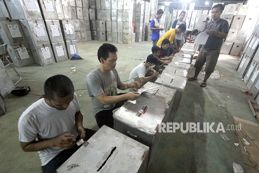Pekerja mempersiapkan kotak suara logistik Pilkada untuk didistribusikan di Gudang Logistik KPU Kabupaten Bogor, Cibinong, Bogor, Jawa Barat, Jumat (22/6). (Antara/Yulius Satria Wijaya)