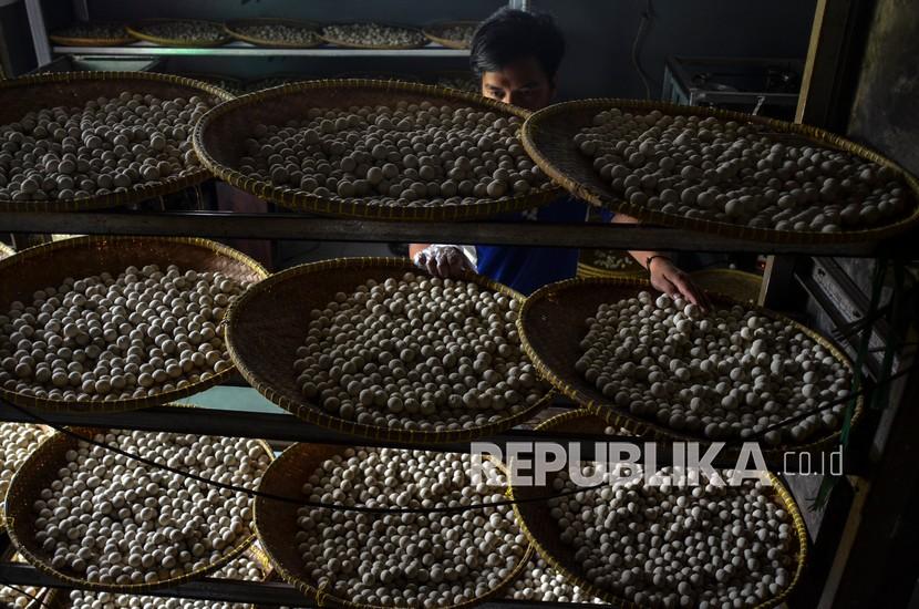 Pekerja memproduki tahu bulat di Kampung Kaung, Kota Tasikmalaya, Jawa Barat, Kamis (17/2/2022). Kenaikan harga kedelai sejak dua pekan terakhir dari Rp10 ribu menjadi Rp12 ribu per kilogram membuat produsen tahu bulat mengurangi ukuran, bahkan menjual ampas tahu seharga Rp14 ribu per karung untuk menghindari kerugian dan mempertahankan karyawannya.