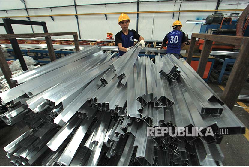 Pekerja memproduksi aluminium di PT Handal Aluminium Sukses (HAS) di Cirebon, Jawa Barat, Rabu (25/4). PT HAS yang merupakan anak usaha Hyamn Group merupakan industri manufaktur produksi aluminium extruwion yang mampu memenuhi kebutuhan domestik sebesar 600 ton. 