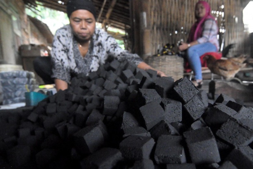 Pekerja memproduksi briket arang tempurung kelapa di salah satu rumah industri di Ungaran Timur, Kabupaten Semarang, Jawa Tengah. Di tengah pandemi Covid-19, ekspor briket arang tempurung kelapa asal Jawa Tengah meningkat.