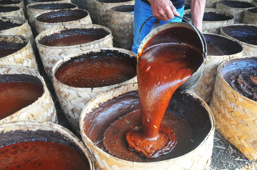 Pekerja memproduksi gula merah di Desa Cendono, Dawe, Kudus, Jawa Tengah, Selasa (12/7/2022). Gula Merah yang terbuat dari sari tebu yang diolah secara tradisional untuk dijadikan bahan pembuatan kecap yang dipasarkan ke sejumlah daerah di Pulau Jawa itu dijual Rp8.500 - Rp10.000 per kilogram tergantung kualitas. 
