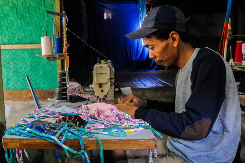 Pekerja memproduksi masker di Kampung Cibangkur, Lebak, Banten, Senin (6/4/2020). ilustrasi