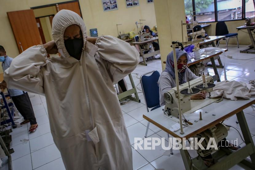 Pekerja memproduksi pakaian alat pelindung diri (APD) tenaga medis di Balai Latihan Kerja, Kota Tangerang, Banten, Jumat (3/4/2020). APD tersebut selanjutkan dikirimkan ke tenaga kesehatan di Kota Tangerang.