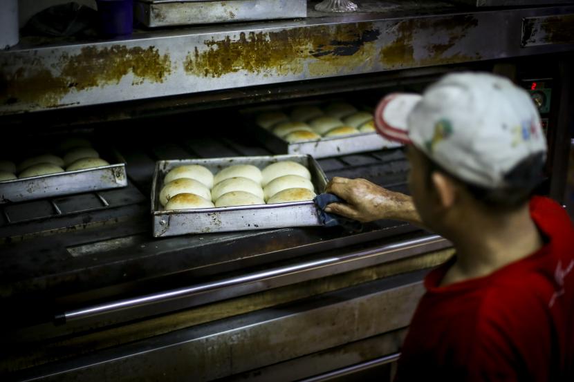 Pekerja memproduksi roti di industri roti rumahan Langgengsari, Pejompongan, Jakarta, Selasa (6/9/2022). Naiknya harga BBM dan menurunnya daya beli masyarakat, membuat pemilik usaha roti tersebut mulai menurunkan produksi roti dari empat ribu potong menjadi dua ribu potong per hari. 