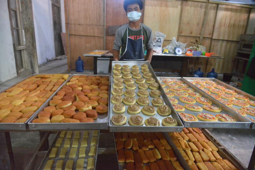 Pekerja memproduksi roti di pabrik roti rakyat di Gampong Rima, Kecamatan Peukan Bada, Kabupaten Aceh Besar, Aceh, Selasa (8/12/2020). Kondisi usaha yang dikelola Badan Usaha Milik Gampong/Desa (BUMG) tersebut bertujuan meningkatkan perekonomian masyarakat desa di tengah pandemi COVID-19 membaik dengan omset penjualan mencapai 1.000 hingga 1.500 roti per hariseiring terbukanya peluang.