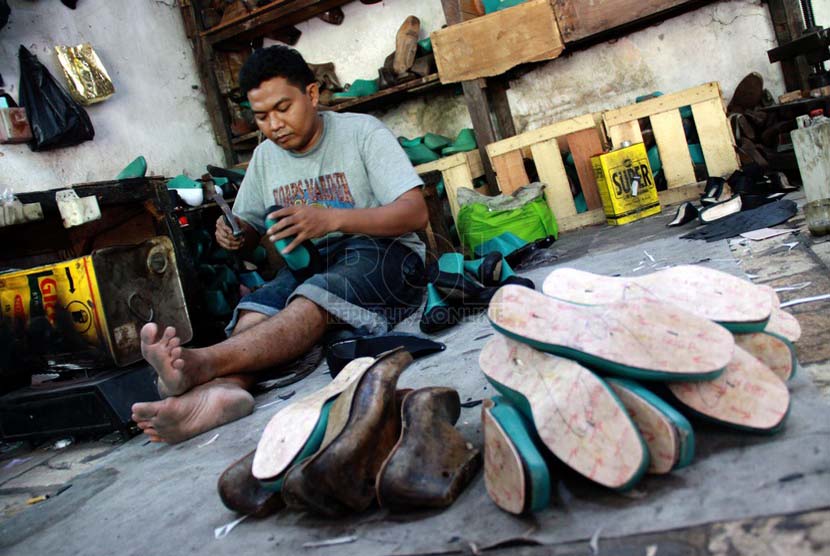 Pekerja memproduksi sepatu dan sandal kulit. (Republika/ Yasin Habibi).