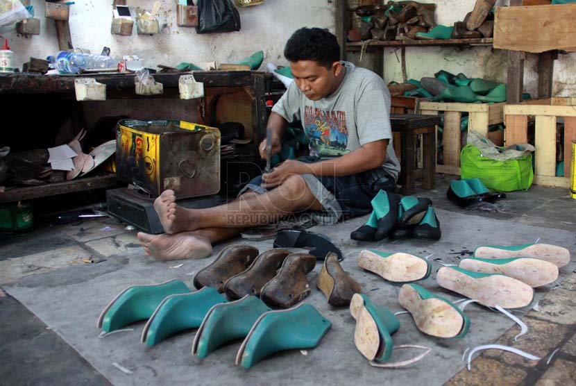 Pekerja memproduksi sepatu dan sandal kulit di bengkel rumahan Sentra Kerajinan Kulit Tanggulangin, Sidoarjo, Jawa Timur. (Republika/ Yasin Habibi).