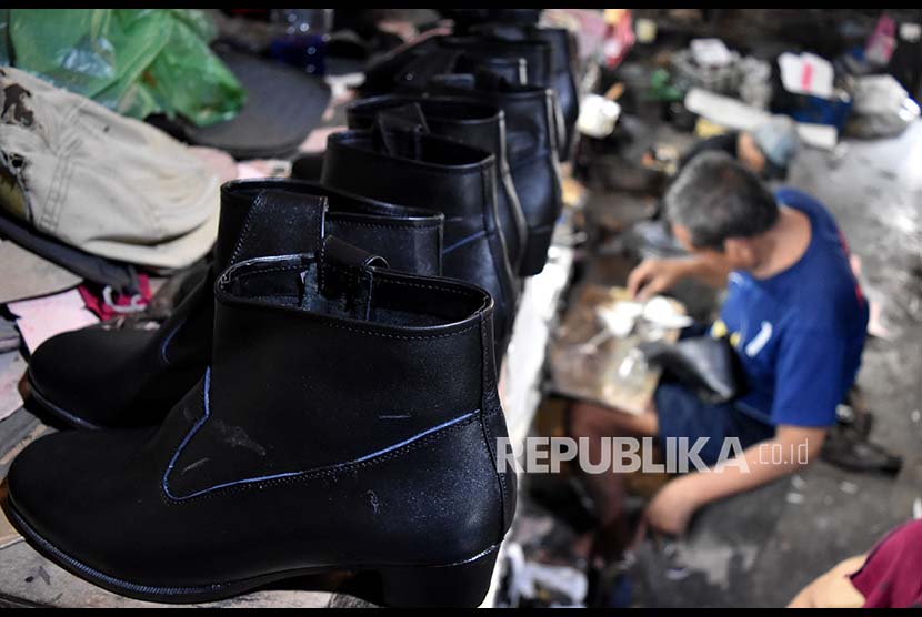 Pekerja memproduksi sepatu di salah satu rumah industri di Rejomulyo, Semarang, Rabu (7/6). Berdasakan data Kementerian Perindustrian, pertumbuhan ekspor industri alas kaki nasional meningkat dari 4,85 miliar dollar AS pada 2015 menjadi 5,01 miliar dollar AS PADA 2016. 
