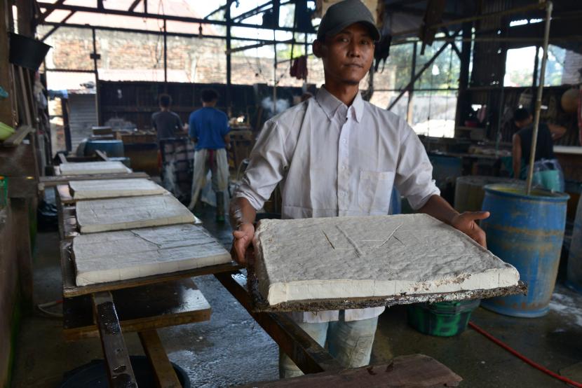 Pekerja memproduksi tahudi Banda Aceh, Aceh, Rabu (6/1/2021). Harga kedelai impor yang mengalami kenaikan drastis mencapai Rp10.000 per kilogram dari harga normal Rp6.900 per kilogram, mengakibatkan sebagian industri tahu di daerah itu tutup dan hanya sebagian kecil industri tahu yang bertahan produksi karena masih memiliki stok kedelai tapi jumlanya terbatas.