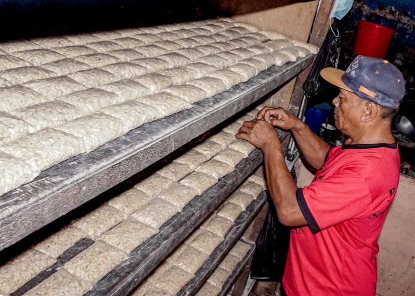 Pekerja memproduksi tempe (ilustrasi). Perajin tempe di Yogyakarta mempertahankan harga jual meski harus mengurangi ukuran produk di tengah tingginya harga bahan baku kedelai.