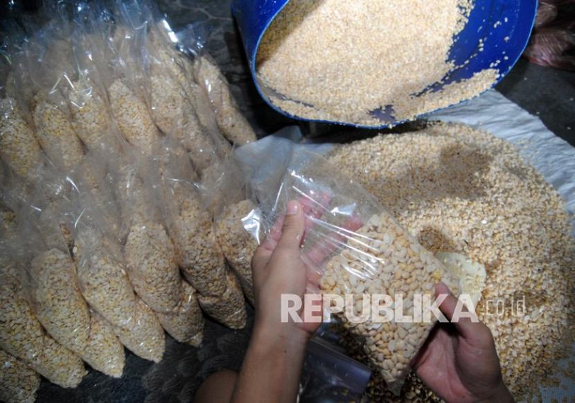 Pekerja memproduksi tempe di Kelurahan Pasir Kuda, Kota Bogor, Jawa Barat, Rabu (23/2/2022). Tempe ada yang dibungkus daun jati, daun pisang, dan ada pula yang dibungkus plastik.