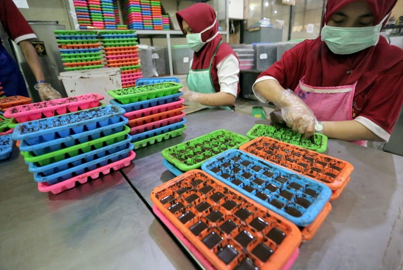Pekerja memproses makanan olahan cokelat disalah satu sentra produksi di Kademangan, Blitar, Jawa Timur, Sabtu (18/5/2019).