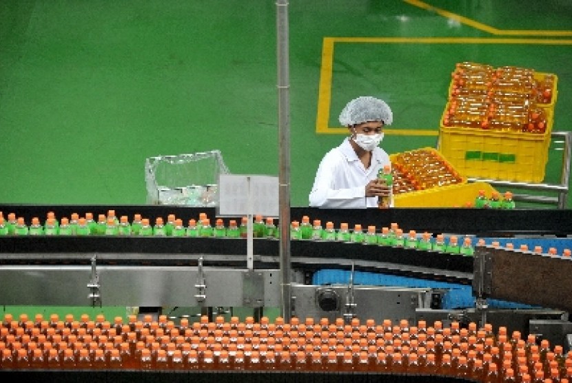 Pekerja memproses pembuatan minuman teh dalam kemasan NU Green Tea di pabrik Karawang, Jawa Barat, Rabu (16/5).