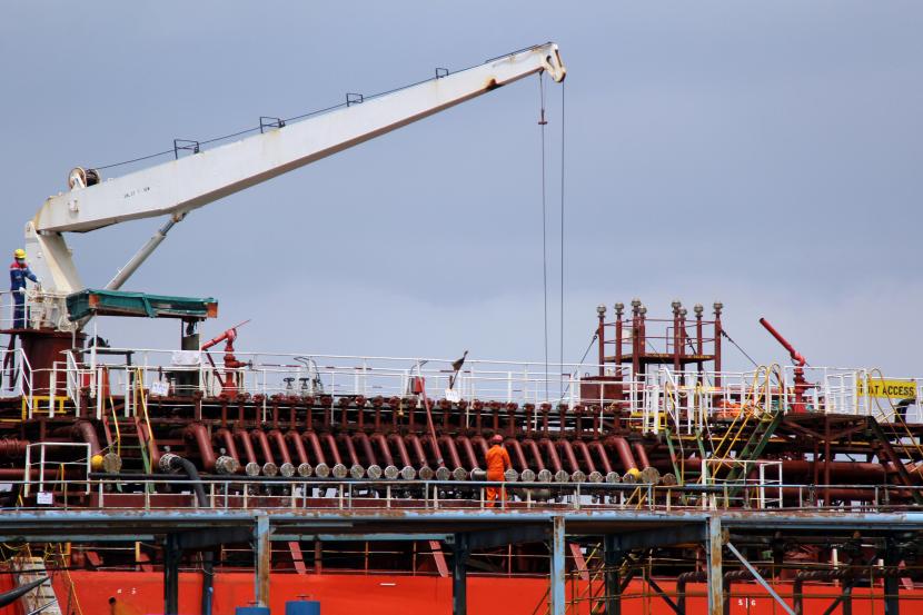 Pekerja memuat minyak kelapa sawit mentah atau Crude Palm Oil (CPO) ke dalam kapal tanker di Pelabuhan Dumai, Dumai, Riau, Rabu (3/2/2021).