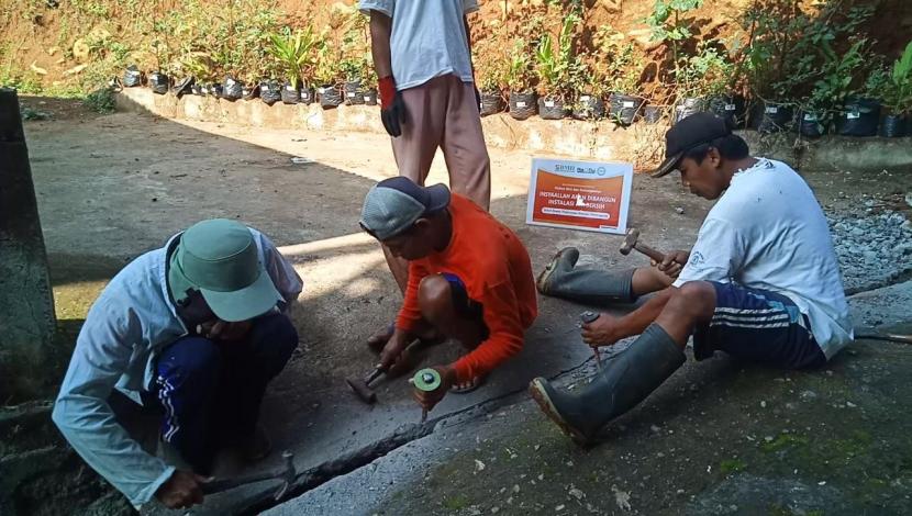 Pekerja memulai pembangunan instalasi air bersih untuk mualaf di Dusun Depok, Desa Telogo Ungu, Kecamatan Kaloran,  Temanggung, Jawa Tengah.