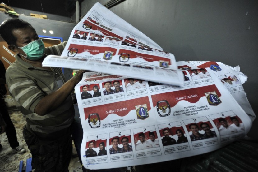 Pekerja memusnahkan kertas suara Pilkada DKI Jakarta 2017 yang rusak di Makassar, Sulawesi Selatan, Senin (9/1). 
