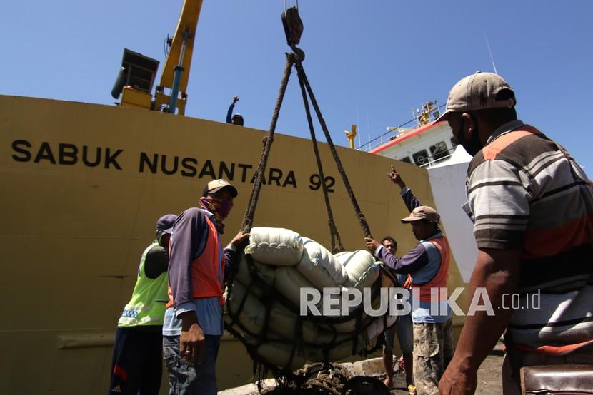 Pekerja menaikan barang ke atas kapal (ilustrasi). Sebanyak 56 kontainer komoditas unggulan beras dari Merauke diangkut menuju wilayah Papua dan Papua Barat menggunakan KM Nusantara 2 pada Jumat (28/5). 