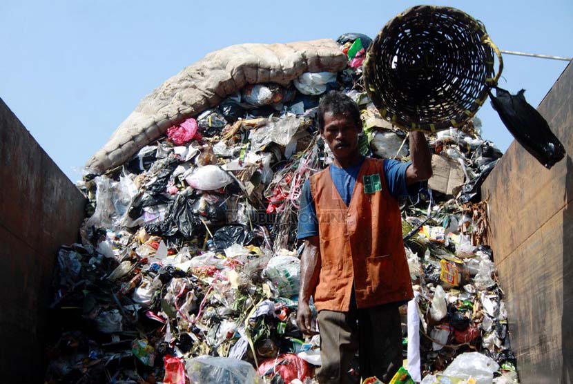  Pekerja menaikkan sampah ke dalam truk sampah di Jatinegara, Jakarta Timur, Selasa (1/7). (Republika/ Yasin Habibi).